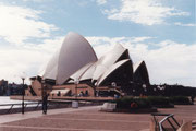 Das ist Sydneys berühmtestes Bauwerk der Neuzeit, das Opernhaus in Form einer Muschel