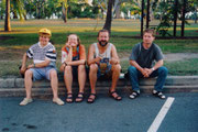Rosi, Manja, ich und René bei einer Siesta in Darwin