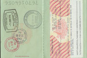 Das Visum und die Ein- und Ausreisestempel im alten Reisepass
