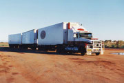 Einer der bis zu 52 m lang sein könnenden Road Train´s bei Port Hedland