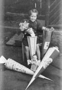 Angelika Hoffmann und viele Geschenke zur Einschulung im Jahr 1956 Dresden. Die Verwandschaft war groß und jeder brachte eine Zuckertüte mit. Es waren nicht nur Süßigkeiten darin, sondern auch Stifte und Radiergummis, Lineal und Dreieck, Tuschkasten und P