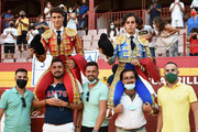 Candelas y Barroso a hombros al final del festejo