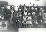 Eine gemeinsame Koch-Unterrichtsstunde in der Küche der Uhland-Schule von Schülerinnen der Uhland-Schule Körne und der Ewaldi-Schule Wambel, mit Frl. Köster -  Fotografie 1928