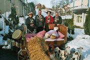 Die Beamten 2005: Under Mariette Sigrist, König Wisi Enz, Näll Lisbeth Burch, Ober Albin Berchtold bei ihrem Besuch in der Betagtensiedlung