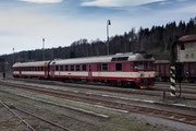 854 022 "Bardorka" am 10.4.2012 im Bahnhof Rybniste.