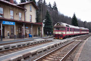 Der Bahnhof Jedlova dient eigentlich nur der Bahn und zum Umsteigen, Eine Ortschaft gibt es im näheren Umkreis nicht und die Zufahrtsstrasse ist nur Geländewagentauglich. Am 11.4.2012 fährt "Babicka" 854 019 ein.