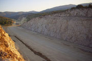 Stand: Ende August 2010 - Nach der Sprengung - Der Durchbruch, ein enormer Kraftakt, weil riesige Felsen beseitigt werden mussten. Im Graben werden Drainagen verlegt.