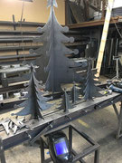 découpe d'un sapin de Noel en métal