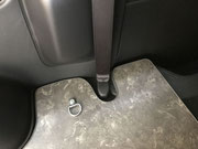 ハイエース自動ドア（パワースライドドア）有り　の場合は、床板の前端にシートベルトアンカーの切り欠きがあります
