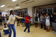即興ルワンダダンスが始まった（大阪大学）