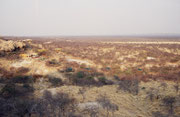 Blick über die Landschaft bei Outjo im Süden des Etosha NP. Dank unserem Reiseführer (Lonely Planet) fanden wir, in einem Internet Cafe in Outjo, die Besitzerin dieses kleinen Zeltplatzes inmitten der Weite Namibias, wo wir unser Zelt aufschlugen.