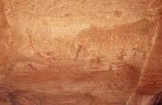 In der Umgebung von Twyfelfontein wurden über 2500 historische Felsgravuren (Petroglyphen) und einige Felsmalereien gefunden.1952 wurde das Tal deshalb zum Nationalen Denkmal erklärt, und 2007 von der UNESCO auf die Liste des Weltkulturerbes gesetzt.