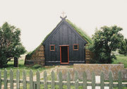 Einsame Holzkirche mit Grasdach