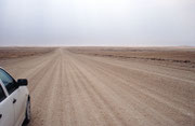 Die Fahrt von Walvis Bay nach Solitaire führte vorerst durch eine enorm trockene, sandige und steinige Wüstenlandschaft. Später überquerten wir den Kuiseb Pass mit seinen Felsen aus Glitterschiefer und danach den Gaub-Pass, eine farbige Gerölllandschaft.