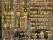 Goldschmuck so weit das Auge reicht. Goldladen im Gold Souq Doha