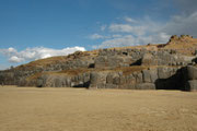 Die wichtigste „Verteidigungslinie“ von Saqsayhuaman besteht aus drei 600 m langen  terrassenförmig übereinander gebauten Zickzackmauern: Unterste 9 m, mittlere 10 m und obere 5 m hoch. Ungeklärt ist, wie die Steine über 20 km herangebracht wurden.