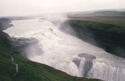 Eine der bekanntesten Sehenswürdigkeiten sparten wir uns auf bis ganz zum Schluss, den Gullfoss. Wir fanden einen Campingplatz ganz in der Nähe, wo es gleichzeitig auch einen Pool mit heissem Quellwasser gab, aus dem wir kaum mehr raus zu kriegen waren, 