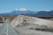 Über eine abenteuerliche, in den Sand und Fels der Gebirgskette gebaute Passstrasse, kamen wir dann in das Hochland, welches sich stetig ansteigend gegen den Vulkan Parinacota und die Grenze nach Bolivien ausdehnt.