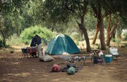 So sah unser Camp aus, das Dominic, unser Koch, bei jeder Tagesetappe aufstellte und dann auf seinen Holzkohlen ein mehrgängiges Essen zubereitete (Tsavo East)