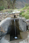 Das Bano de la Nusta (= Bad der Prinzessin) in Ollanta. Dies war eine heilige Quelle aus der Vorinkazeit und auch der Inkazeit. Das Wasser läuft noch heute über die mit Ornamenten verzierte Steinplatte in ein Becken und weiter in die umliegenden Gärten.