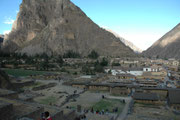 Wir sind auf den Terrassen hinauf zur Festung Ollantaytambo, die auf einem Bergsporn thront. und schauen auf die Stadt Ollanto, die als ältester ständig bewohnter Ort Südamerikas gilt. Der Grundriss der Stadt ist seit der Inkazeit nahezu unverändert.