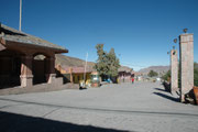 Das ist der Hauptplatz von Putre (Plaza de Armes). 12 km östlich von Putre liegt der 1370 km²  grosse Nationalpark Lauca, der nördlichste Nationalpark in Chile und Biosphärenreservat der UNESCO.