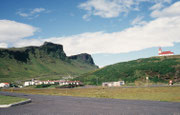 Vik í Mýrdal ist das südlichste Dorf Islands. Es liegt im Schatten des Mýrdalsjökull-Gletschers, der den Katla-Vulkan bedeckt. Die Reyniskirkja ist eine Holzkirche von 1929. 