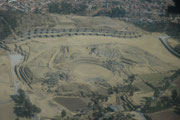 Ruine der Inkafestung Saqsayhuaman, 3km oberhalb des Stadtzentrums von Cusco. Saqsayhuamán sollte aber auch repräsentativen Zwecken dienen und die Macht und Leistungsfähigkeit der Inka demonstrieren. Es ist nur noch 1/3 der ursprünglichen Anlage erhalten.