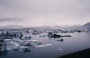 Der spektakulärere der beiden Seen ("Lagunen") am Ende der einen Gletscherzunge des Vatnajökull heisst Jökulsarlon. In der Nähe dieser einzigartigen Landschaft verbrachten wir eine Nacht im Zelt.