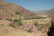 Hier befinden wir und zwischen Picillacta und Cusco bei der Ruine eines grossen Tores, genannt Rumicolca und blicken in die Landschaft. Dieses Tor war der Zugang von Cusco gegen Süden und hier wurde dieser Zugang geschützt und kontrolliert.