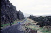  Þingvellir liegt in einer Grabenbruchzone im Grenzbereich der eurasischen und der nordamerikanischen tektonischer Platten, die hier langsam voneinander driften. Deshalb ist das Gebiet auch geologisch von Bedeutung.