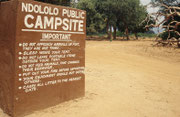 Auf unserem ersten Rastplatz wurden wir unmissverständlich mit den Verhaltensregeln eines Campers in einem kenianischen Nationalpark vertraut gemacht (Tsavo East)