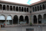 Das Kloster Santo Domingo und die gleichnamige Kirche wurden praktisch über das inkaische Sonnenheiligtum Qoriancha (grosses Tempelviertel) gebaut, wohl unter Verwendung der alten Mauersteine. Dies muss für die Incas unglaublich demütigend gewesen sein.