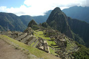 Machu Picchu ist eine gut erhaltene Ruinenstadt der Inka, in 2360 m Höhe auf einer Bergkuppe der Anden über dem Urubambatal. Erbaut wurde die Stadt vermutlich um 1450 von Pachacútec Yupanqui, einem Herrscher der Inka, der von 1438 bis 1471 regierte.