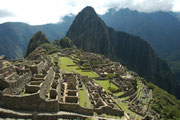 Die UNESCO nahm Machu Picchu 1983 in die Liste der Weltkulturerbe auf. Die Stadt umfasste 216 steinerne, z. T. mehrgeschossige Bauten, die mit einem System von Treppen verbunden waren. Sinn und Zweck dieser Stadt sind bis heute umstritten.