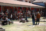 Cusco ist heute das grösste Touristenzentrum in Peru. Hier ein Markt im Hinterhof des Klosters Santo Domingo Corichana. Es werden farbige Waren aus Lama und Alpakawolle - insbesondere auch Hüte – Silber- und Goldschmuck, Töpfereien etc. feilgeboten.