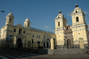 Iglesia (vollendet 1774) und Kloster San Francisco, Lima. Die Franziskanermönche verdienten ihr Einkommen längere Zeit als Totengräber von Lima. Die Toten wurden in Katakomben, die heute besichtigt werden können, unter dem Kloster beerdigt.