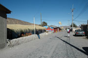 Eine der Hauptstrassen von Putre, der Hauptstadt der Provinz Parinacota. Es ist, trotz seiner 2200 Einwohner in der Tat ein stiller Ort. Obwohl die Sonne aus einem makellos blauen Himmel scheint, haben wir in Putre oft gefroren...