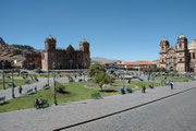 Der Hauptplatz (Plaza de Armes) von Cusco. Links die Kathedrale, erbaut von 1560 bis 1654 auf den Grundmauern des Palastes des 8. Inka Viracocha. Rechts die Kirche der Jesuiten, von 1552-1668 auf den Grundmauern des Palastes von Huayna Cápac erbaut.