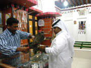 Laden mit Falknereiartikeln im Falconry Center im Souq Waqif (Doha)