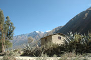 Im Urubambatal auf der Fahrt nach Aguas Calliente. Agaven und 6000m hohe Schneeberge muten ungewohnt an, aber wir befinden uns in der Tat auf etwa 3000 müM. Die Schmalspurbahn verlässt Cusco um 4 Uhr in nächtlicher Dunkelheit. 