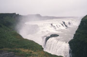 Als ich mich frühmorgens auf der Luftmatratze drehte, fiel meine Hand ins Wasser. Unser Zeltboden, so zeigte sich, war keinesfalls wasserdicht !  in Minutenschnelle hatten wir alles verpackt und zogen fast fluchtartig trockeneren Gefilden zu.