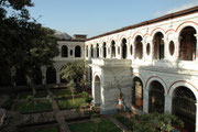 Innenhof des Convento San Francisco, also des zur Kirche gehörenden Klosters Eindrucksvoll ist die riesige Bibliothek, welche im Kloster aufgebaut wurde. Die Originalwerke mussten Stück für Stück über den Ozean nach Lima gebracht werden.