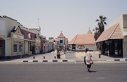 Swakopmund (34‘000 Einwohner) liegt in der Wüste Namib, direkt am Atlantik nahe der Mündung des Flusses Swakop. Historische Bedeutung erlangte die Stadt als Teil der Kolonie Deutsch-Südwestafrika und als wichtigster Hafen für Einwanderer aus Deutschland.