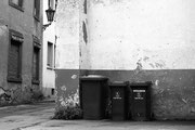 Drei Mülltonnen und bröckelnder Putz, Trier, analoge Fotografie, schwarzweiß, Enno Franzius