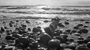 Steine an der Ostsee, Rügen, Gegenlicht, Schwarzweißfoto, Enno Franzius