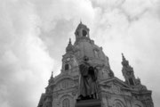 Lutherdenkmal und Frauenkirche in Dresden, Lochkamerafotografie, Schwarzweißfoto, Enno Franzius