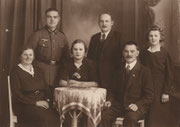 Julius Zabel mit seiner Ehefrau Rosa Bertha Zabel, geb. Vetter, dem Sohn Julius, dem Stiefsohn Anton Zöckel und den Töchtern Rosa Marie und Maria Zabel, v.l.n.r., ca. 1940 in Alt Ehrenberg.