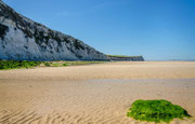 Vue imprenable sur les spectaculaires falaises du site des deux caps et une vaste plage de sable à marée basse sur la Côte d'Opale, à proximité du Gîte Saint Lambert.