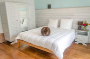 Chambre parentale spacieuse et lumineuse avec lit double et parquet en bois au Gîte Saint Lambert, location de vacances sur la Côte d'Opale.